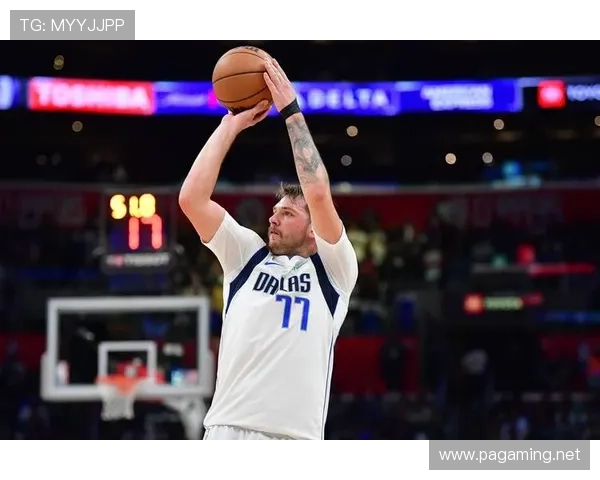 东契奇掌控全局带领球队稳步提升整体比赛节奏与竞技状态全面发展 东契奇掌控全局带领球队稳步提升整体比赛节奏与竞技状态全面发展